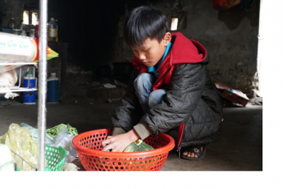 Cậu trò nghèo “thịt” con lợn nhựa, cả thảy được 1,6 triệu  ủng hộ đường bê tông cho xóm